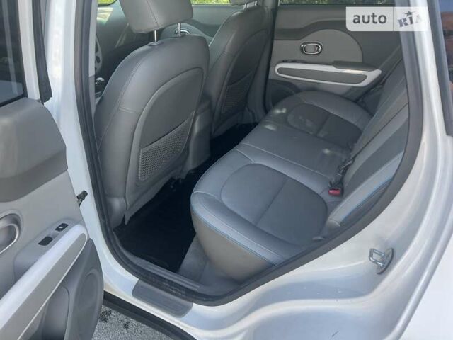 Білий Кіа Soul EV, об'ємом двигуна 0 л та пробігом 112 тис. км за 10900 $, фото 5 на Automoto.ua