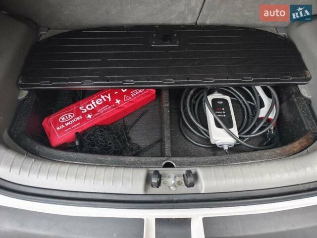Белый Киа Soul EV, объемом двигателя 0 л и пробегом 165 тыс. км за 10600 $, фото 49 на Automoto.ua