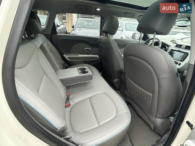 Білий Кіа Soul EV, об'ємом двигуна 0 л та пробігом 72 тис. км за 12399 $, фото 24 на Automoto.ua