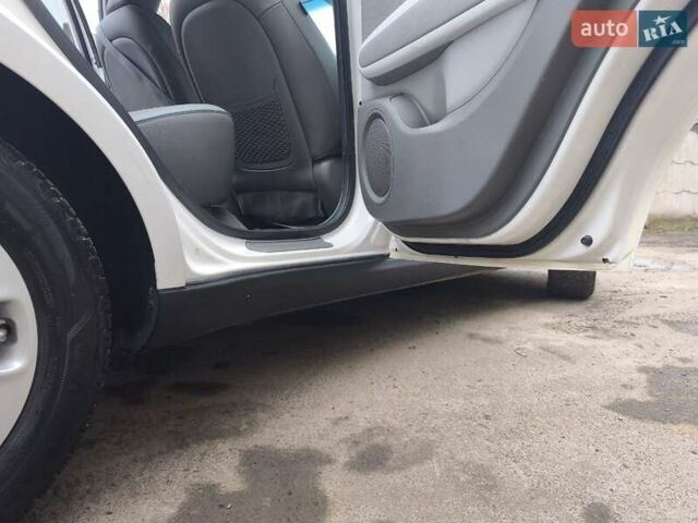 Белый Киа Soul EV, объемом двигателя 0 л и пробегом 165 тыс. км за 10600 $, фото 55 на Automoto.ua