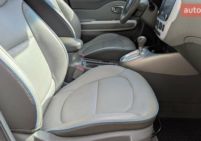 Киа Soul EV 2018 в Киеве на Automoto.ua Белый Киа Soul EV, объемом двигателя 0 л и пробегом 49 тыс. км за 12800 $, фото 18 на Automoto.ua