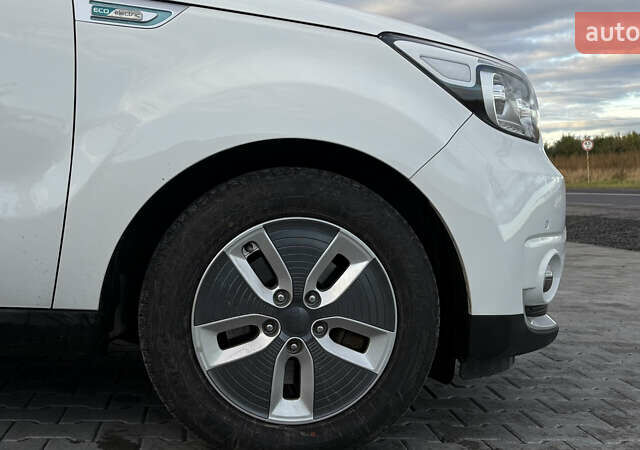Белый Киа Soul EV, объемом двигателя 0 л и пробегом 167 тыс. км за 9900 $, фото 34 на Automoto.ua