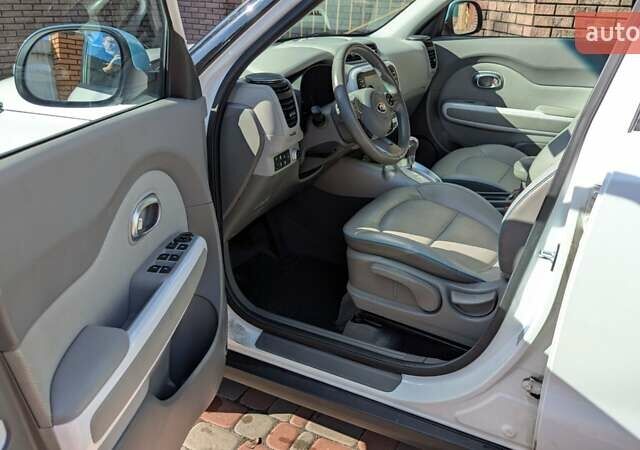 Киа Soul EV 2018 в Киеве на Automoto.ua Белый Киа Soul EV, объемом двигателя 0 л и пробегом 49 тыс. км за 12800 $, фото 4 на Automoto.ua