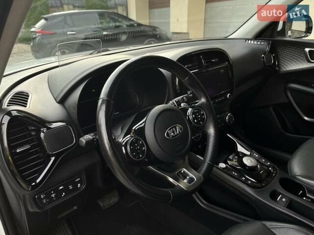 Белый Киа Soul EV, объемом двигателя 0 л и пробегом 60 тыс. км за 19400 $, фото 24 на Automoto.ua