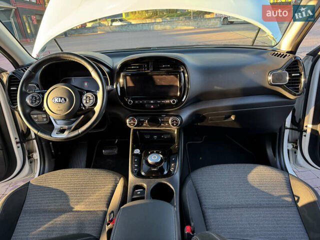 Белый Киа Soul EV, объемом двигателя 0 л и пробегом 80 тыс. км за 18999 $, фото 28 на Automoto.ua