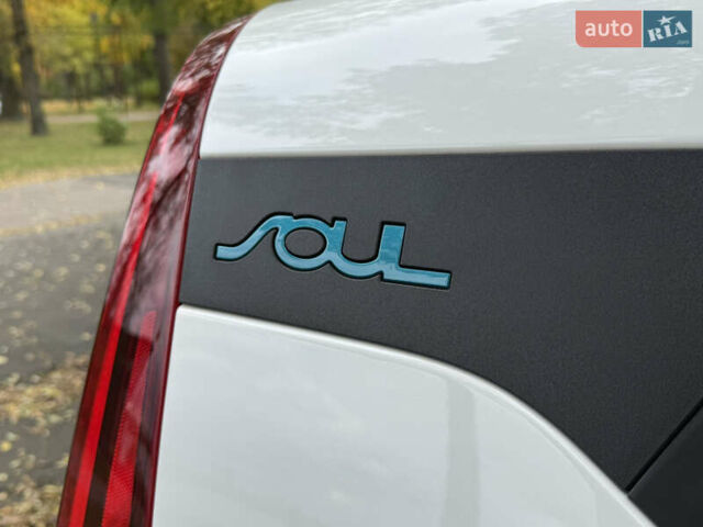 Киа Soul EV 2022 в Киеве на Automoto.ua Белый Киа Soul EV, объемом двигателя 0 л и пробегом 54 тыс. км за 22000 $, фото 22 на Automoto.ua