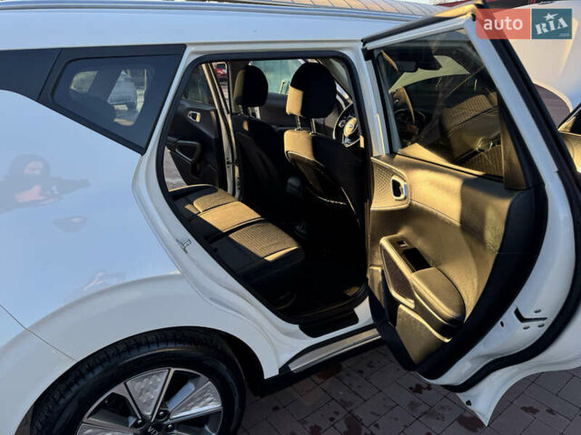 Белый Киа Soul EV, объемом двигателя 0 л и пробегом 80 тыс. км за 18999 $, фото 24 на Automoto.ua