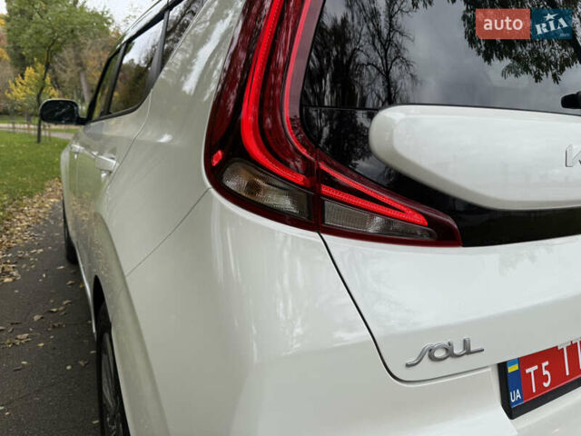 Киа Soul EV 2022 в Киеве на Automoto.ua Белый Киа Soul EV, объемом двигателя 0 л и пробегом 54 тыс. км за 22000 $, фото 10 на Automoto.ua