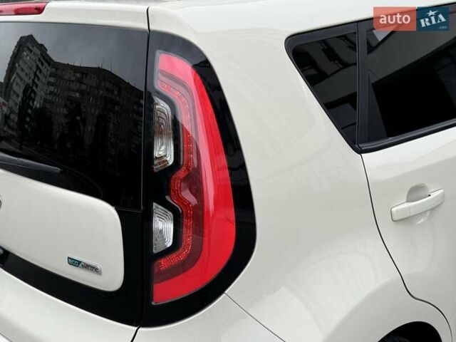 Бежевий Кіа Soul EV, об'ємом двигуна 0 л та пробігом 110 тис. км за 11500 $, фото 13 на Automoto.ua