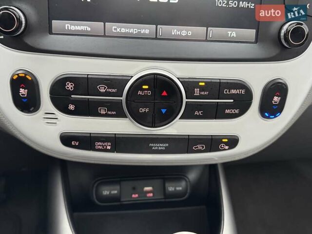 Бежевий Кіа Soul EV, об'ємом двигуна 0 л та пробігом 110 тис. км за 11500 $, фото 40 на Automoto.ua