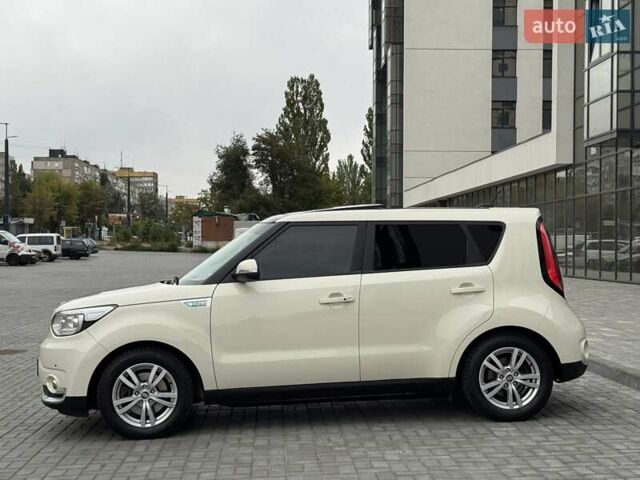 Бежевий Кіа Soul EV, об'ємом двигуна 0 л та пробігом 110 тис. км за 11500 $, фото 4 на Automoto.ua