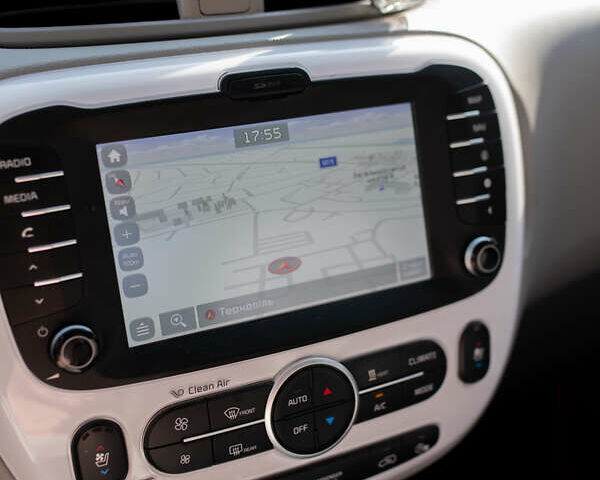 Чорний Кіа Soul EV, об'ємом двигуна 0 л та пробігом 101 тис. км за 8300 $, фото 5 на Automoto.ua