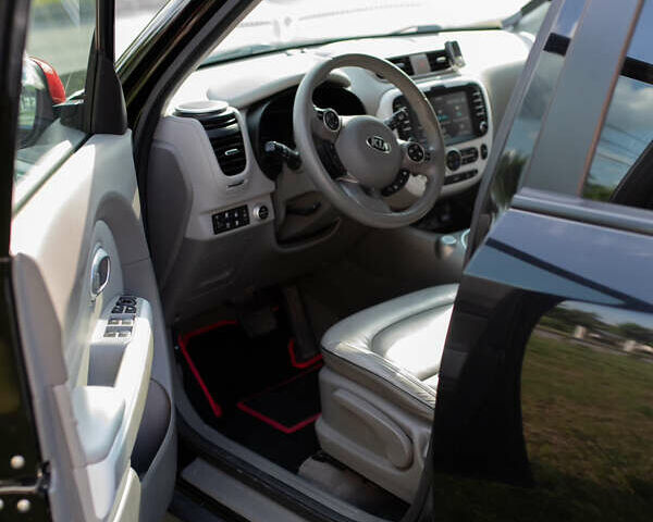 Чорний Кіа Soul EV, об'ємом двигуна 0 л та пробігом 101 тис. км за 8300 $, фото 15 на Automoto.ua