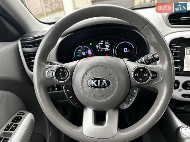 Чорний Кіа Soul EV, об'ємом двигуна 0 л та пробігом 94 тис. км за 11100 $, фото 36 на Automoto.ua