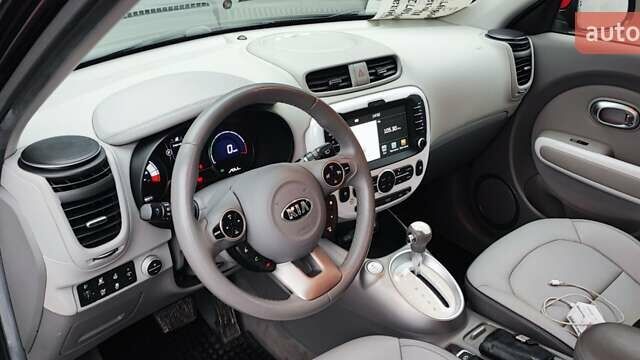 Чорний Кіа Soul EV, об'ємом двигуна 0 л та пробігом 102 тис. км за 11000 $, фото 17 на Automoto.ua