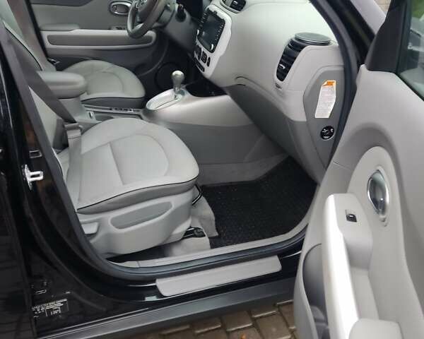 Черный Киа Soul EV, объемом двигателя 0 л и пробегом 79 тыс. км за 11500 $, фото 13 на Automoto.ua