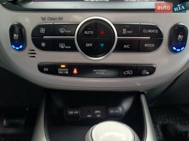 Сірий Кіа Soul EV, об'ємом двигуна 0 л та пробігом 142 тис. км за 6900 $, фото 43 на Automoto.ua