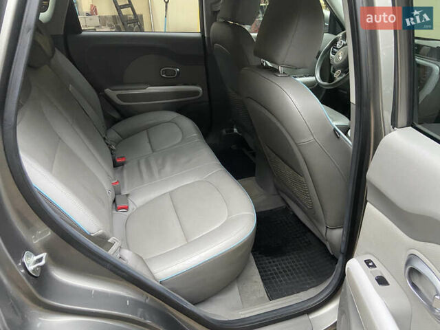 Сірий Кіа Soul EV, об'ємом двигуна 0 л та пробігом 168 тис. км за 9800 $, фото 8 на Automoto.ua