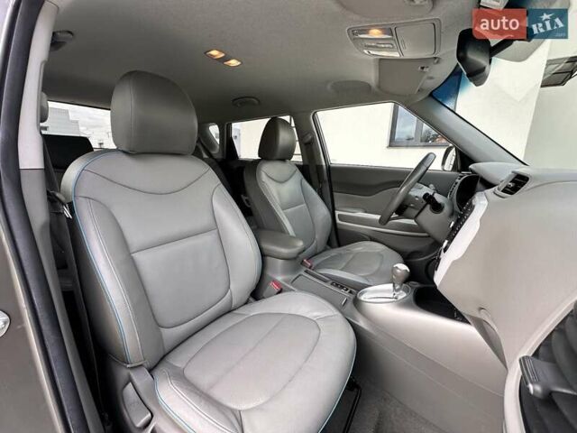 Серый Киа Soul EV, объемом двигателя 0 л и пробегом 165 тыс. км за 8899 $, фото 7 на Automoto.ua