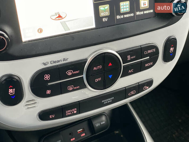 Сірий Кіа Soul EV, об'ємом двигуна 0 л та пробігом 126 тис. км за 5499 $, фото 29 на Automoto.ua