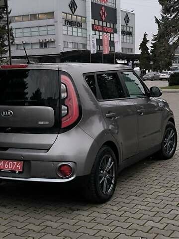 Серый Киа Soul EV, объемом двигателя 0 л и пробегом 59 тыс. км за 6900 $, фото 9 на Automoto.ua