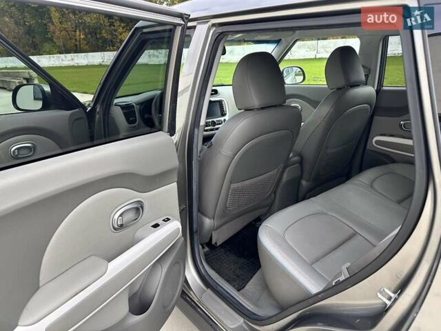 Серый Киа Soul EV, объемом двигателя 0 л и пробегом 165 тыс. км за 8899 $, фото 16 на Automoto.ua