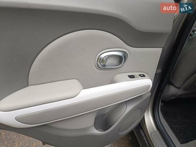 Сірий Кіа Soul EV, об'ємом двигуна 0 л та пробігом 142 тис. км за 6900 $, фото 25 на Automoto.ua