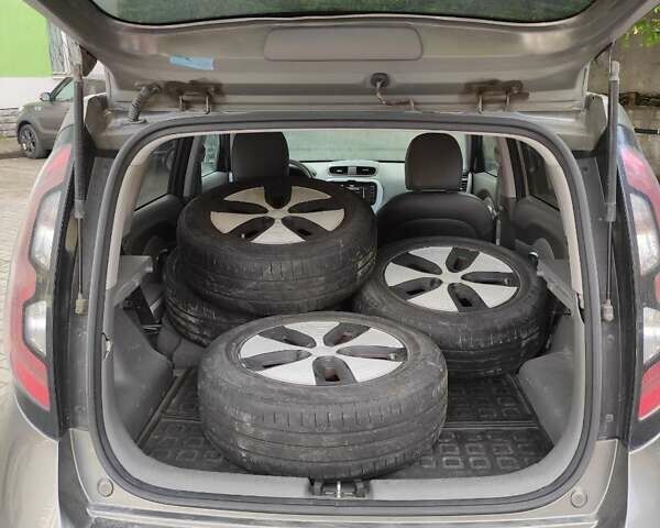 Серый Киа Soul EV, объемом двигателя 0 л и пробегом 118 тыс. км за 6999 $, фото 10 на Automoto.ua