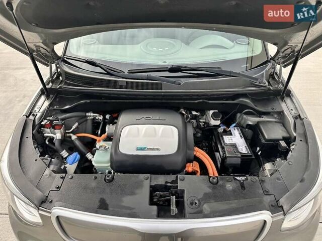 Серый Киа Soul EV, объемом двигателя 0 л и пробегом 165 тыс. км за 8899 $, фото 24 на Automoto.ua