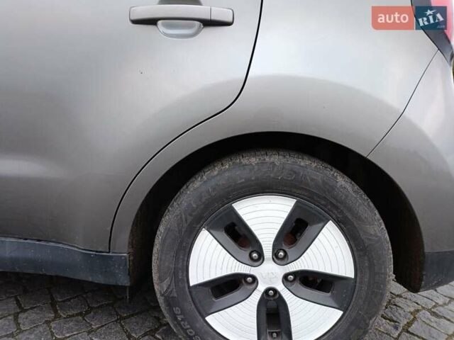 Сірий Кіа Soul EV, об'ємом двигуна 0 л та пробігом 180 тис. км за 9000 $, фото 9 на Automoto.ua