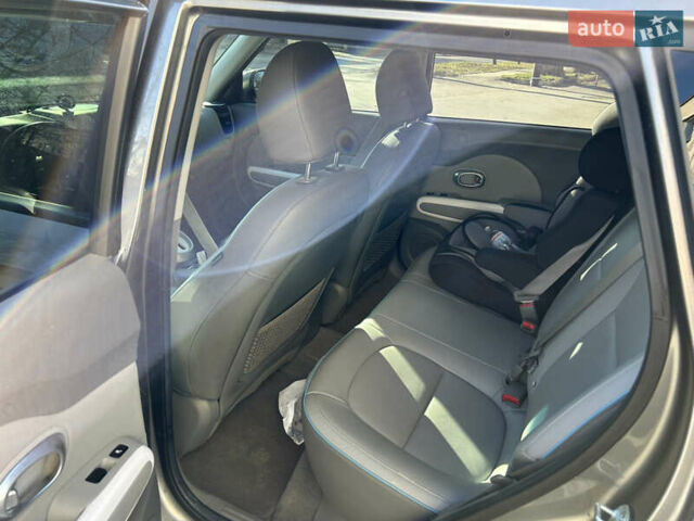 Сірий Кіа Soul EV, об'ємом двигуна 0 л та пробігом 94 тис. км за 9000 $, фото 5 на Automoto.ua