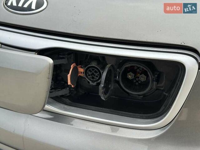 Киа Soul EV 2016 в Луцке на Automoto.ua Серый Киа Soul EV, объемом двигателя 0 л и пробегом 110 тыс. км за 9599 $, фото 21 на Automoto.ua