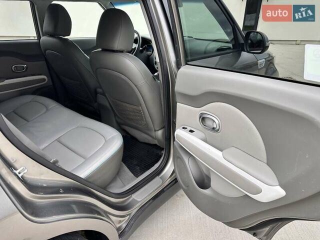 Киа Soul EV 2016 в Луцке на Automoto.ua Серый Киа Soul EV, объемом двигателя 0 л и пробегом 110 тыс. км за 9599 $, фото 22 на Automoto.ua