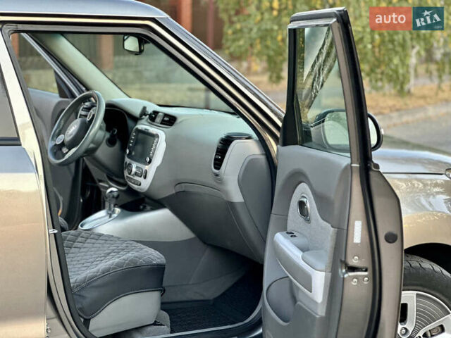 Серый Киа Soul EV, объемом двигателя 0 л и пробегом 128 тыс. км за 8000 $, фото 9 на Automoto.ua
