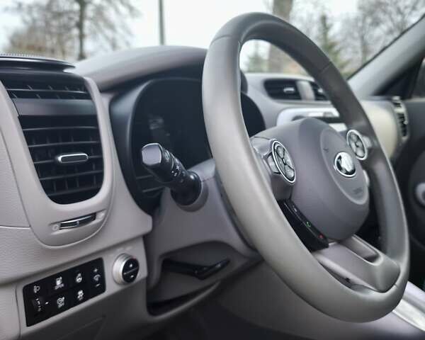 Сірий Кіа Soul EV, об'ємом двигуна 0 л та пробігом 89 тис. км за 9900 $, фото 41 на Automoto.ua