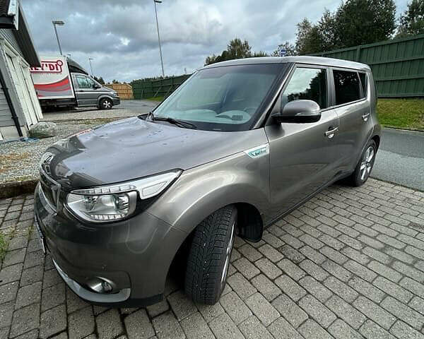 Киа Soul EV 2018 в Луцке на Automoto.ua Серый Киа Soul EV, объемом двигателя 0 л и пробегом 131 тыс. км за 11200 $, фото 3 на Automoto.ua