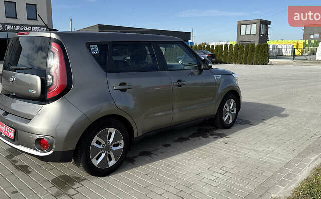 Серый Киа Soul EV, объемом двигателя 0 л и пробегом 104 тыс. км за 10499 $, фото 20 на Automoto.ua