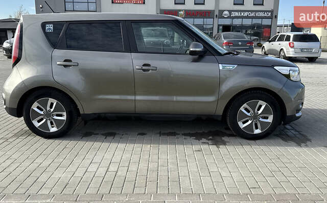 Серый Киа Soul EV, объемом двигателя 0 л и пробегом 104 тыс. км за 10499 $, фото 23 на Automoto.ua