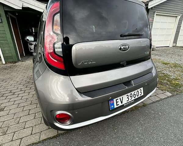Киа Soul EV 2018 в Луцке на Automoto.ua Серый Киа Soul EV, объемом двигателя 0 л и пробегом 131 тыс. км за 11200 $, фото 2 на Automoto.ua
