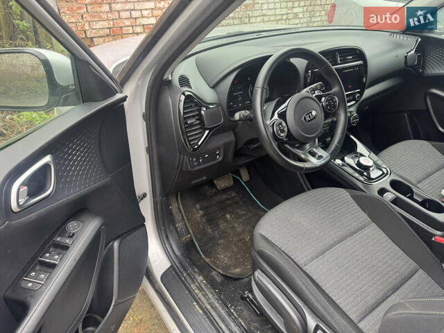 Сірий Кіа Soul EV, об'ємом двигуна 0 л та пробігом 113 тис. км за 13500 $, фото 5 на Automoto.ua