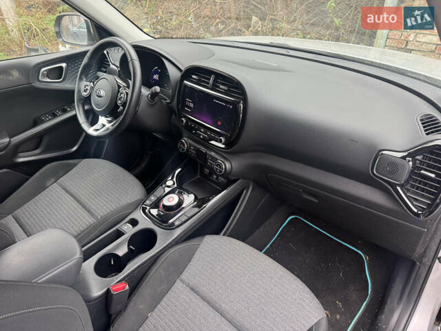 Сірий Кіа Soul EV, об'ємом двигуна 0 л та пробігом 113 тис. км за 13500 $, фото 10 на Automoto.ua