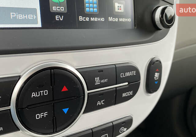 Синий Киа Soul EV, объемом двигателя 0 л и пробегом 88 тыс. км за 10700 $, фото 75 на Automoto.ua