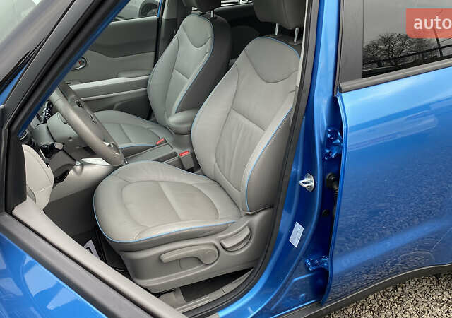 Синий Киа Soul EV, объемом двигателя 0 л и пробегом 88 тыс. км за 10700 $, фото 60 на Automoto.ua