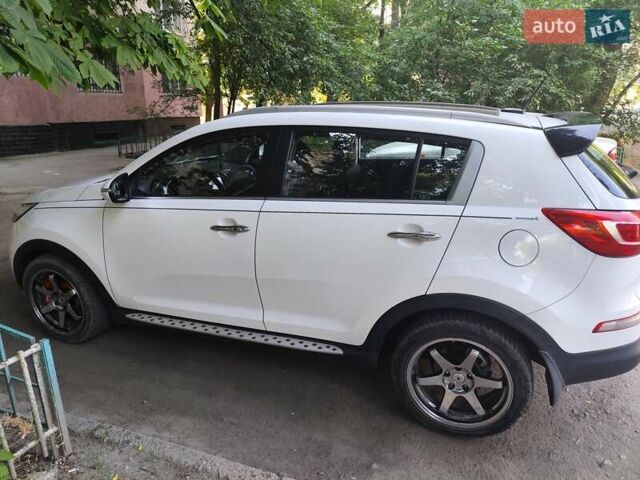 Білий Кіа Sportage, об'ємом двигуна 2 л та пробігом 125 тис. км за 14800 $, фото 2 на Automoto.ua