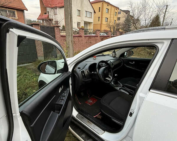 Белый Киа Sportage, объемом двигателя 2 л и пробегом 167 тыс. км за 12500 $, фото 7 на Automoto.ua