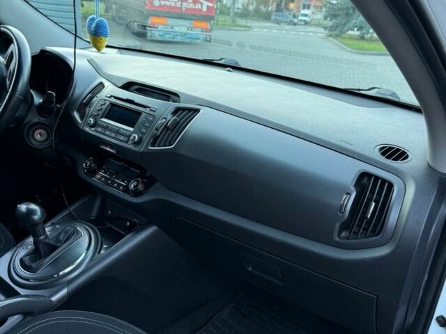Белый Киа Sportage, объемом двигателя 2 л и пробегом 199 тыс. км за 11000 $, фото 8 на Automoto.ua