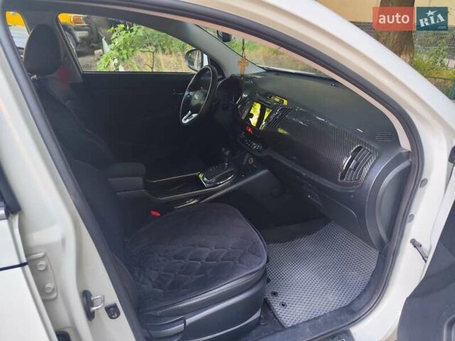 Білий Кіа Sportage, об'ємом двигуна 2 л та пробігом 125 тис. км за 14800 $, фото 6 на Automoto.ua