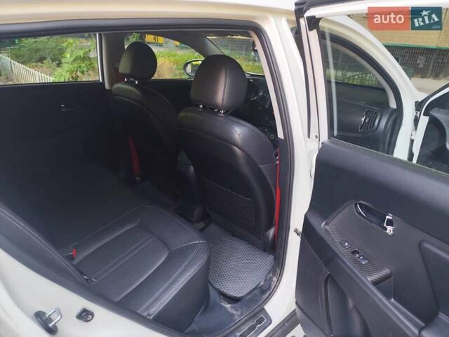 Білий Кіа Sportage, об'ємом двигуна 2 л та пробігом 125 тис. км за 14800 $, фото 7 на Automoto.ua