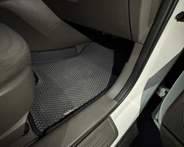 Білий Кіа Sportage, об'ємом двигуна 2.4 л та пробігом 265 тис. км за 10599 $, фото 27 на Automoto.ua