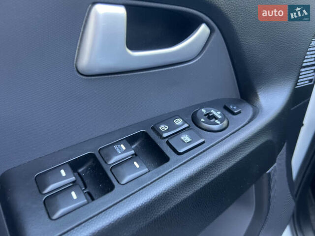 Белый Киа Sportage, объемом двигателя 2 л и пробегом 290 тыс. км за 12999 $, фото 30 на Automoto.ua